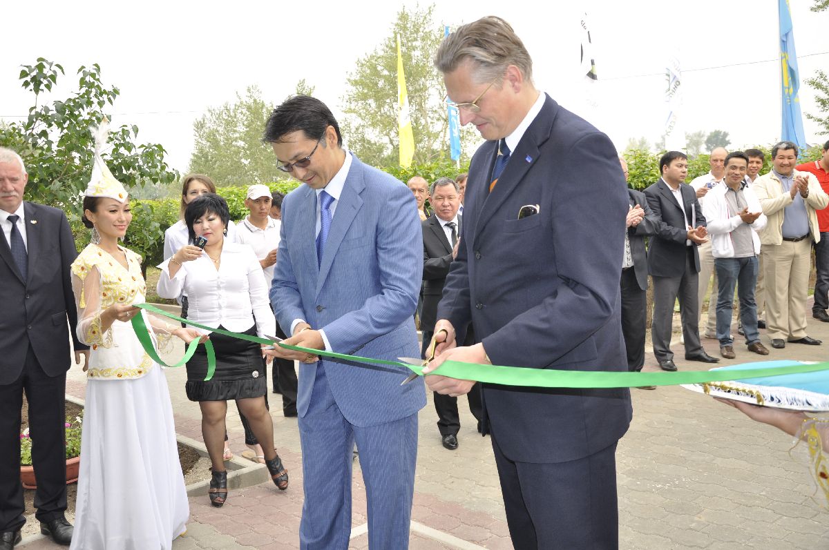 Feierliche Eröffnung des Schulungsgebäudes und Feldtag im Deutschen Agrarzentrum in Kasachstan